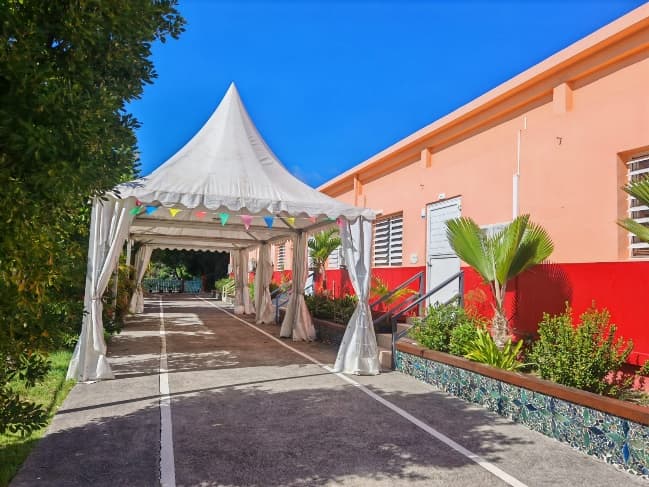 Cadre de vie scolaire • Allée ombragée et cour arborée
